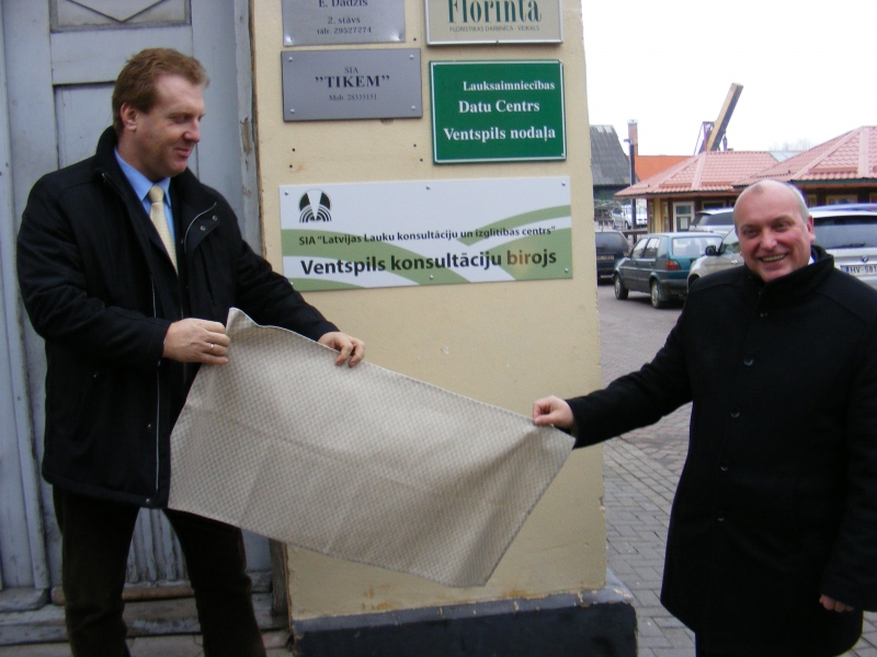 LLKC valdes priekšsēdētājs Mārtiņš Cimermanis un Ventspils novada domes priekšsēdētājs, Aivars Mucenieks atklāj jauno biroja plāksni