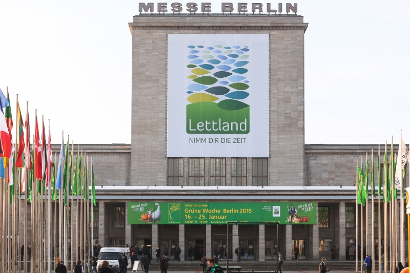 Lielizmēra plakāts pie „Messe Berlin” ziemeļu ieejas visiem izstādes apmeklētājiem ziņo – šogad te galvenā ir Latvija.